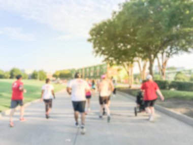 Hareket bulanık grup koşucu tüm yeteneklerin Richardson, Texas, 5 k Kurumsal Challenge yarışında bize. Fitness ve sağlıklı yaşam konsepti. Yollarda çalışan sporcular. Kentsel spor olay soyut