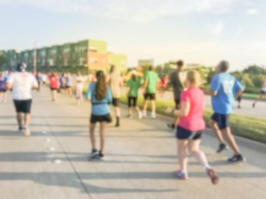 Hareket bulanık grup koşucu tüm yeteneklerin Richardson, Texas, 5 k Kurumsal Challenge yarışında bize. Fitness ve sağlıklı yaşam konsepti. Yollarda çalışan sporcular. Kentsel spor olay soyut