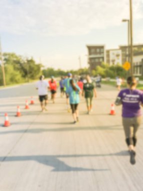 Hareket bulanık grup koşucu tüm yeteneklerin Richardson, Texas, 5 k Kurumsal Challenge yarışında bize. Fitness ve sağlıklı yaşam konsepti. Yollarda çalışan sporcular. Kentsel spor olay soyut