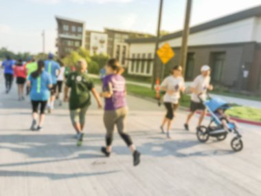 Hareket bulanık grup koşucu tüm yeteneklerin Richardson, Texas, 5 k Kurumsal Challenge yarışında bize. Fitness ve sağlıklı yaşam konsepti. Yollarda çalışan sporcular. Kentsel spor olay soyut