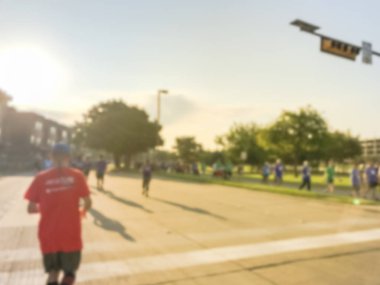 Hareket bulanık grup koşucu tüm yeteneklerin Richardson, Texas, 5 k Kurumsal Challenge yarışında bize. Fitness ve sağlıklı yaşam konsepti. Yollarda çalışan sporcular. Kentsel spor olay soyut