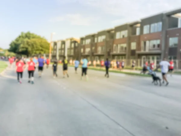 运动模糊群赛跑者的所有能力在5K 企业挑战赛在美国德克萨斯州理查森 健身和健康的生活方式概念 运动员在路上奔跑 城市体育活动文摘 — 图库照片