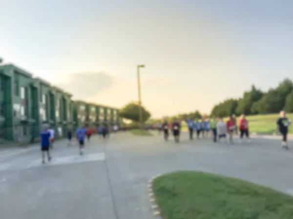 运动模糊群赛跑者的所有能力在5K 企业挑战赛在美国德克萨斯州理查森 健身和健康的生活方式概念 运动员在路上奔跑 城市体育活动文摘 — 图库照片