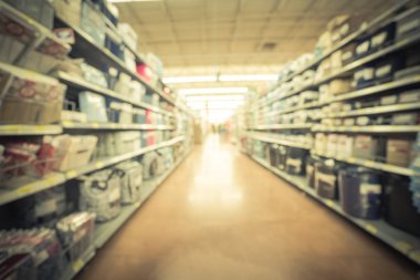 Vintage sesi bulanık seçimi yatak takımları, levha setleri, yorgan raflarda deposunda Humble, Texas, bize görüntüler. Geniş açı koridor, satır çeşitli tekstil ürünleri, ufuk bokeh ışık süpermarket