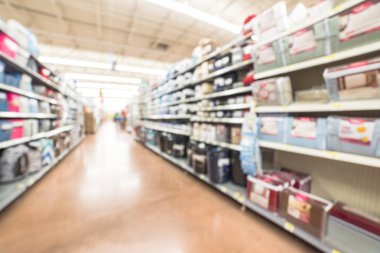 Bulanık seçimi yatak takımları, levha setleri, yorgan raflarda deposunda Humble, Texas, bize görüntüler. Geniş açı koridor veya satır çeşitli tekstil ürünleri, ufuk arka plan, bokeh ışık süpermarket.