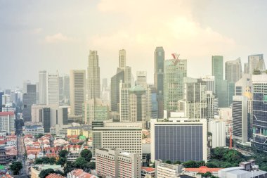 İş ve konut bina gökdelen Singapur şehir merkezinde hava görünümünü. Gün batımında modern cityscape