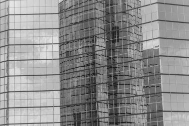 Vintage sesi bulutlar ve ayna bina modern ofis çalışma alanı Windows'da yansıtıyordu. Çelik açık mavi renkli cam yüksek katlı ticari gökdelenin, şehrin gelecekteki kavramının