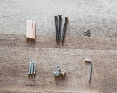 Üstten görünüm düzenleme grubu için araya hazır ahşap mobilya montaj kopya alanı ile vintage ashwood gemide parçalar (dübel, cıvata, çamaşır makinesi, allen anahtarı, vida). DIY konsepti için aletleri.