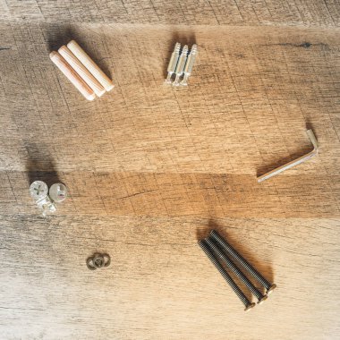 Vintage sesi üstten görünüm düzenleme grup araya hazır ahşap mobilya montaj Ashwood gemide, kopya alanı, DIY kavramı için donanım parçalar (dübel, cıvata, çamaşır makinesi, Allen anahtarı, vida)