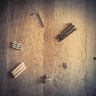 Vintage sesi üstten görünüm düzenleme grup araya hazır ahşap mobilya montaj Ashwood gemide, kopya alanı, DIY kavramı için donanım parçalar (dübel, cıvata, çamaşır makinesi, Allen anahtarı, vida)