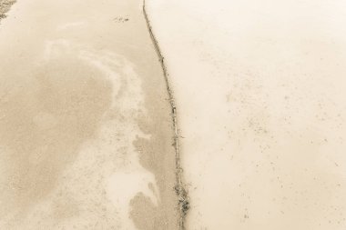 Üstten görünüm yüksek su sel banliyö Dallas Fort Worth alan nehir yaya yolu. Çöp, metal çitin üzerinden akan talaş döllemek