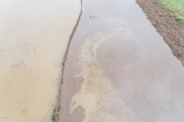 Üstten görünüm yüksek su sel banliyö Dallas Fort Worth alan nehir yaya yolu. Çöp, metal çitin üzerinden akan talaş döllemek