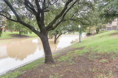 Nehir kenarında Daire banliyö Dallas Fort Worth, Teksas, ABD karmaşık bahçede yakınındaki nehir yolu gömülmek. Canlı meşe ağaçlarının su altı standı