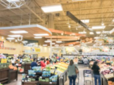 Taze meyve ve sebzeler Irving, Texas, bakkal alışveriş bulanık hareket meşgul müşteri bize. Organik, yörede yetiştirilen ekranda üretir. Süpermarkette sağlıklı gıda arka plan