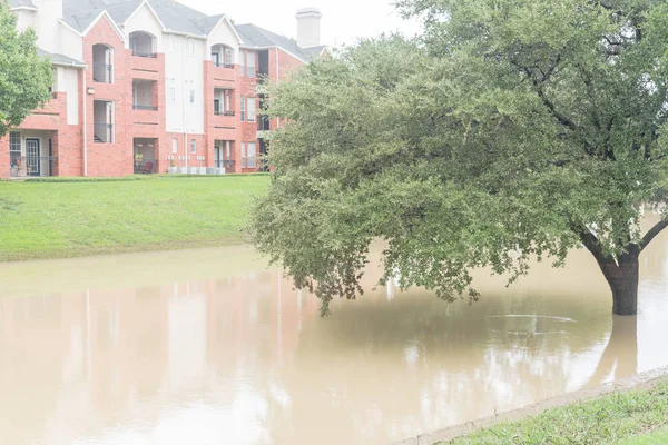 Caminho Ribeirinha Inundado Perto Quintal Complexo Apartamentos Ribeirinhos Suburbano Dallas — Fotografia de Stock