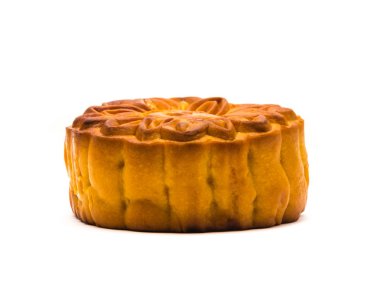 Yakın çekim üstten görünüm tek geleneksel moon pasta beyaz arka plan üzerinde izole. Yuvarlak pasta mooncake Vietnam ve Çin sonbahar ortası festivali için. Kırpma yolunu ve kopya alanı ile gıda kavramı.