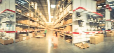 Texas, Amerika Müşteri alışveriş ile Panorama soyut bulanık büyük mobilya mağazası. Ufuk endüstriyel Depo kutuları, koridorlarda, depo, satır iç dolu raflar yerden tavana