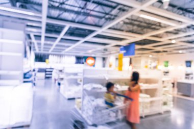 Hareket için banyo aksesuarları Texas, Amerika mobilya perakendeci mağazasında alışveriş müşteri bulanık. Ufuk çeşitli kümeleri ve aksesuarları ile çok çeşitli renkleri ve stilleri