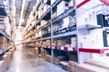 Soyut bulanık büyük mobilya depo depolama koridorları ve yerden tavana depo gözlerine sıra ile. Ufuk arka plan Endüstriyel depo stok iç raf büyük kutuları ev aksesuarları