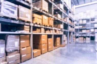 Soyut bulanık büyük mobilya depo depolama koridorları ve yerden tavana depo gözlerine sıra ile. Ufuk arka plan Endüstriyel depo stok iç raf büyük kutuları ev aksesuarları