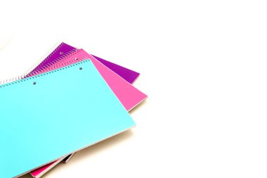Üstten görünüm studio beyaz arka plan üzerinde izole üç 1-konu Notebook vurdu. Renkli ürün yelpazesine sınıf klasik kolej hüküm-okul için standart bağlayıcı sığması için defter ile 3-delik yumruk