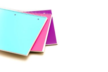 Üstten görünüm studio beyaz arka plan üzerinde izole üç 1-konu Notebook vurdu. Renkli ürün yelpazesine sınıf klasik kolej hüküm-okul için standart bağlayıcı sığması için defter ile 3-delik yumruk