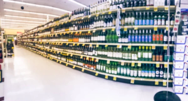 パノラマ ビューは テキサス州 アメリカの食料品店での価格タグでワインの通路をぼやけています スーパー マーケットの棚に赤 白ワイン酒瓶の多重行 アルコール飲料の抽象的な背景 — ストック写真