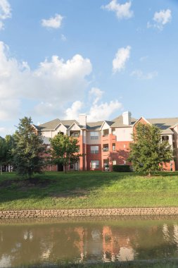 Tipik çok öykülü nehir Irving, Texas, ABD Olgun ağaçlar çevrili apartman kompleksi.
