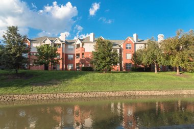 Tipik çok öykülü nehir Irving, Texas, ABD Olgun ağaçlar çevrili apartman kompleksi.