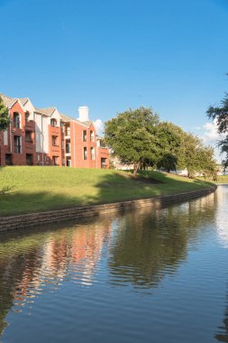 Tipik çok öykülü nehir Irving, Texas, ABD Olgun ağaçlar çevrili apartman kompleksi.
