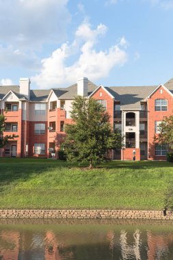 Tipik çok öykülü nehir Irving, Texas, ABD Olgun ağaçlar çevrili apartman kompleksi.