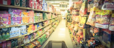 Panorama görünüm bulanık soyut şeker, tanımlama bilgileri, kurutulmuş et, yemek vakti Asya bakkal Garland, Teksas, ABD. Bölümü süpermarkette fiyat etiketleri ile ekranda koridor ufuk tatlı davranır