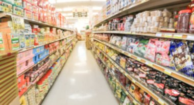 Panorama görünüm bulanık soyut şeker, tanımlama bilgileri, kurutulmuş et, yemek vakti Asya bakkal Garland, Teksas, ABD. Bölümü süpermarkette fiyat etiketleri ile ekranda koridor ufuk tatlı davranır