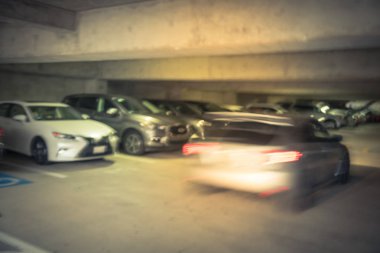 Vintage sesi hareket ile araba girerek Yeraltı otopark girişine bulanık. İçinin boş yok çok banliyö Dallas, Texas, ABD ile otopark meşgul Beton bodrum