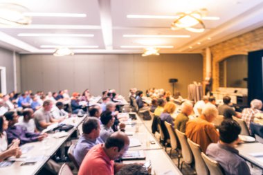 Hareket üstünde belgili tanımlık sahne ve dinleme kitlenin farklı grup iş konferans olay hoparlör ile bulanık. Texas, Amerika otel konferans salonunda toplantı Sempozyumu defocused.