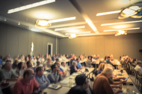 Vintage Hang Homályos Oldalnézetből Ismeretlen Résztvevő Közönség Konferencia Terem Defocused — Stock Fotó