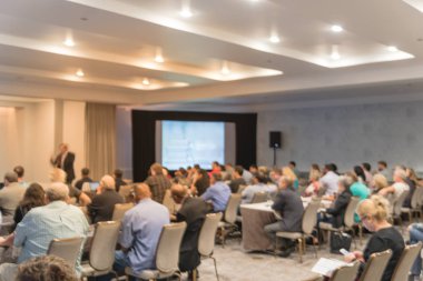 Sahne Alanı'nda bulanık iş Seminer Toplantı ile Led projektör ekran ve hoparlör konuşma. Konferans salonu salonundaki arka görünümün hedef kitlesi ABD'de talk-show dinleme defocused. Eğitim, iş kavramı