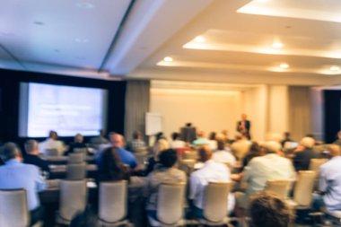 Sahne Alanı'nda bulanık iş Seminer Toplantı ile Led projektör ekran ve hoparlör konuşma. Konferans salonu salonundaki arka görünümün hedef kitlesi ABD'de talk-show dinleme defocused. Eğitim, iş kavramı