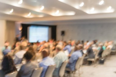 Sahne Alanı'nda bulanık iş Seminer Toplantı ile Led projektör ekran ve hoparlör konuşma. Konferans salonu salonundaki arka görünümün hedef kitlesi ABD'de talk-show dinleme defocused. Eğitim, iş kavramı