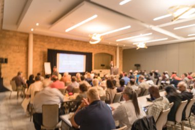 Sahne Alanı'nda bulanık iş Seminer Toplantı ile Led projektör ekran ve hoparlör konuşma. Konferans salonu salonundaki arka görünümün hedef kitlesi ABD'de talk-show dinleme defocused. Eğitim, iş kavramı