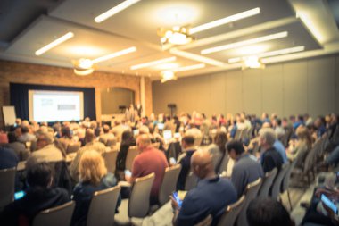 Sahne Alanı'nda bulanık iş Seminer Toplantı ile Led projektör ekran ve hoparlör konuşma. Konferans salonu salonundaki arka görünümün hedef kitlesi ABD'de talk-show dinleme defocused. Eğitim, iş kavramı