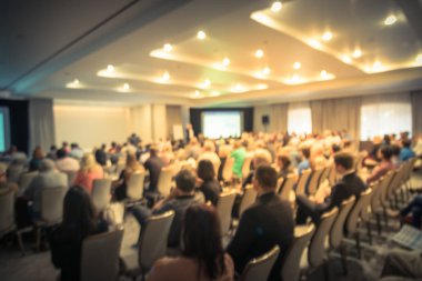 Vintage sesi iş Seminer Toplantı ile Led projektör perde, sahne alanı'nda konuşmacı konuşma bulanık. Konferans Salonu Oda, dinleme talk-show dikiz seyirci defocused. Eğitim, iş kavramı