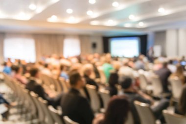 Sahne Alanı'nda bulanık iş Seminer Toplantı ile Led projektör ekran ve hoparlör konuşma. Konferans salonu salonundaki arka görünümün hedef kitlesi ABD'de talk-show dinleme defocused. Eğitim, iş kavramı