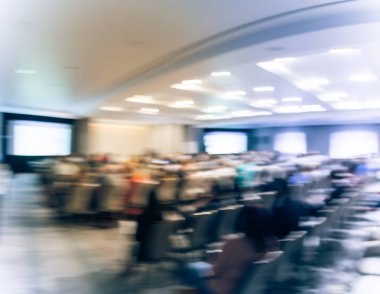 Panorama görünüm iş Seminer Toplantı ile Led projektör perde, sahne alanı'nda konuşmacı konuşma bulanık. Konferans Salonu, talk-show dinleme arka görünümün hedef kitlesi defocused. Eğitim, iş kavramı
