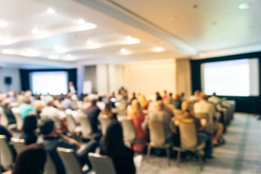 Vintage sesi iş Seminer Toplantı ile Led projektör perde, sahne alanı'nda konuşmacı konuşma bulanık. Konferans Salonu Oda, dinleme talk-show dikiz seyirci defocused. Eğitim, iş kavramı