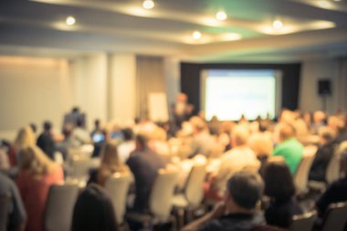 Sahne Alanı'nda bulanık iş Seminer Toplantı ile Led projektör ekran ve hoparlör konuşma. Konferans salonu salonundaki arka görünümün hedef kitlesi ABD'de talk-show dinleme defocused. Eğitim, iş kavramı