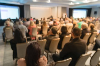 Vintage sesi iş Seminer Toplantı ile Led projektör perde, sahne alanı'nda konuşmacı konuşma bulanık. Konferans Salonu Oda, dinleme talk-show dikiz seyirci defocused. Eğitim, iş kavramı