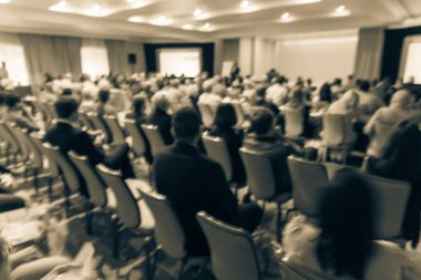 Vintage sesi iş Seminer Toplantı ile Led projektör perde, sahne alanı'nda konuşmacı konuşma bulanık. Konferans Salonu Oda, dinleme talk-show dikiz seyirci defocused. Eğitim, iş kavramı