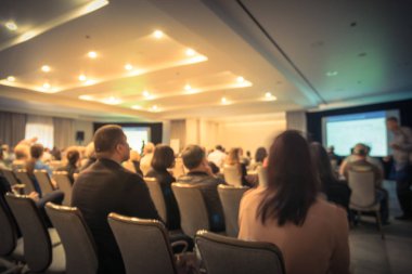 Vintage sesi iş Seminer Toplantı ile Led projektör perde, sahne alanı'nda konuşmacı konuşma bulanık. Konferans Salonu Oda, dinleme talk-show dikiz seyirci defocused. Eğitim, iş kavramı