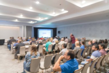 Vintage sesi iş Seminer Toplantı ile Led projektör perde, sahne alanı'nda konuşmacı konuşma bulanık. Konferans Salonu Oda, dinleme talk-show dikiz seyirci defocused. Eğitim, iş kavramı
